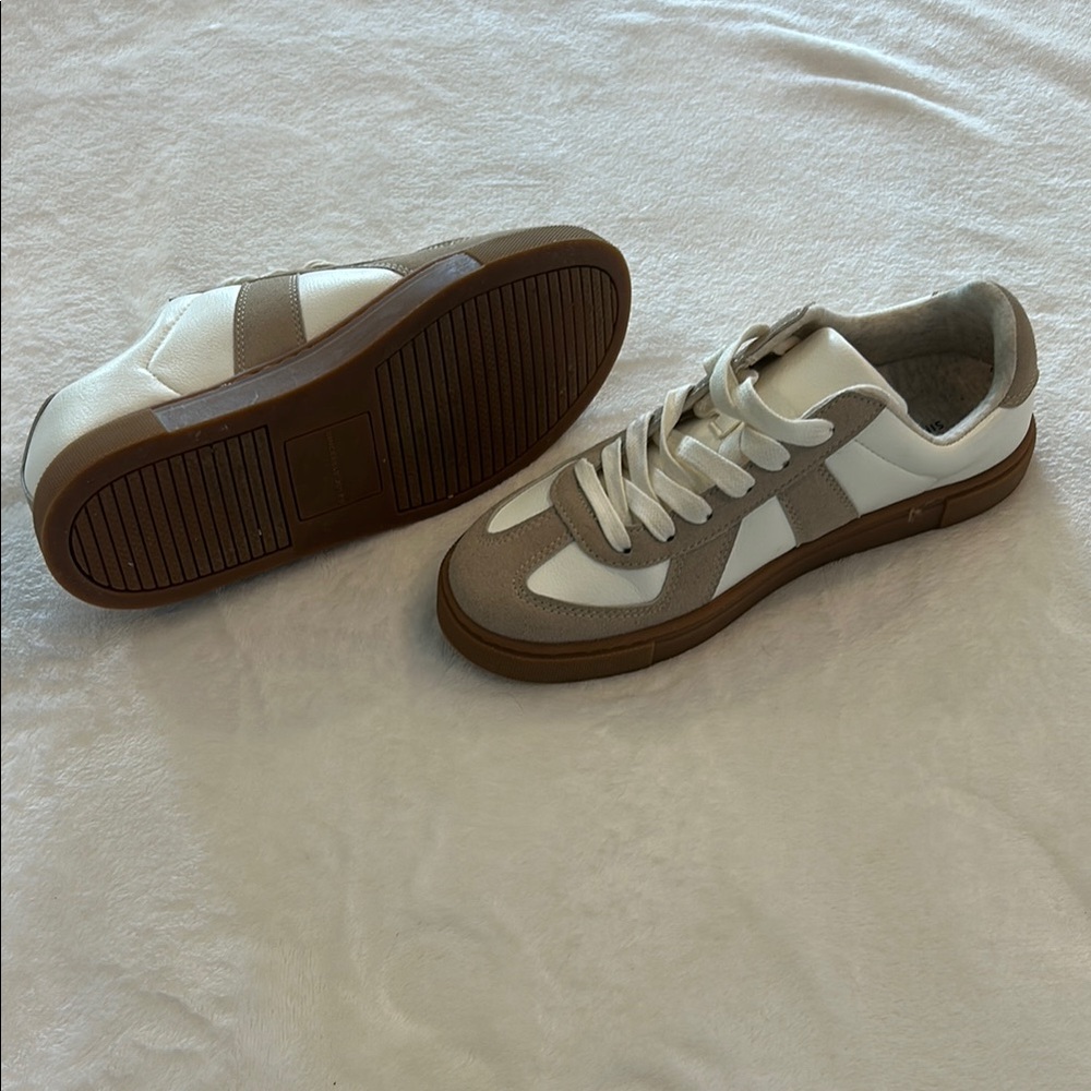 Bailey Classic White & Tan Sneakers - Picture 4 of 4